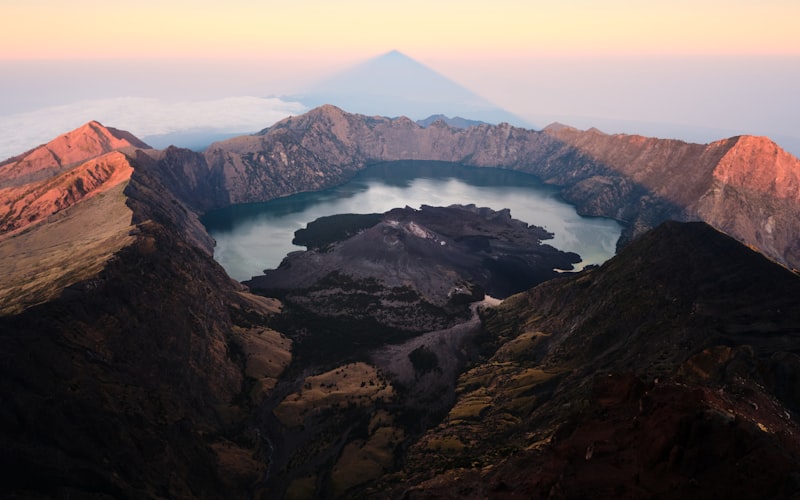 Pemandangan kaldera dan danau di jalur Pendakian Gunung Rinjani