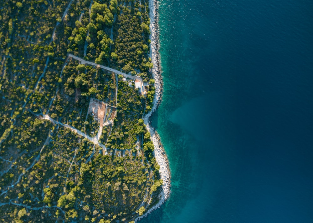 Ein Strand und ein Gewässer aus der Vogelperspektive