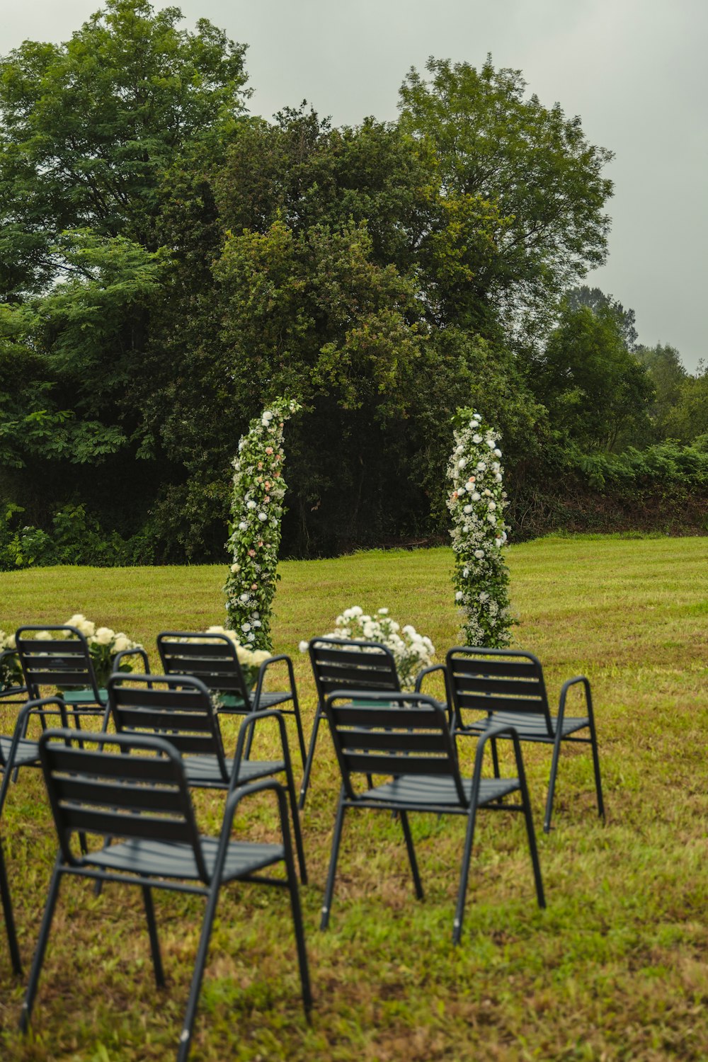 a bunch of chairs that are sitting in the grass