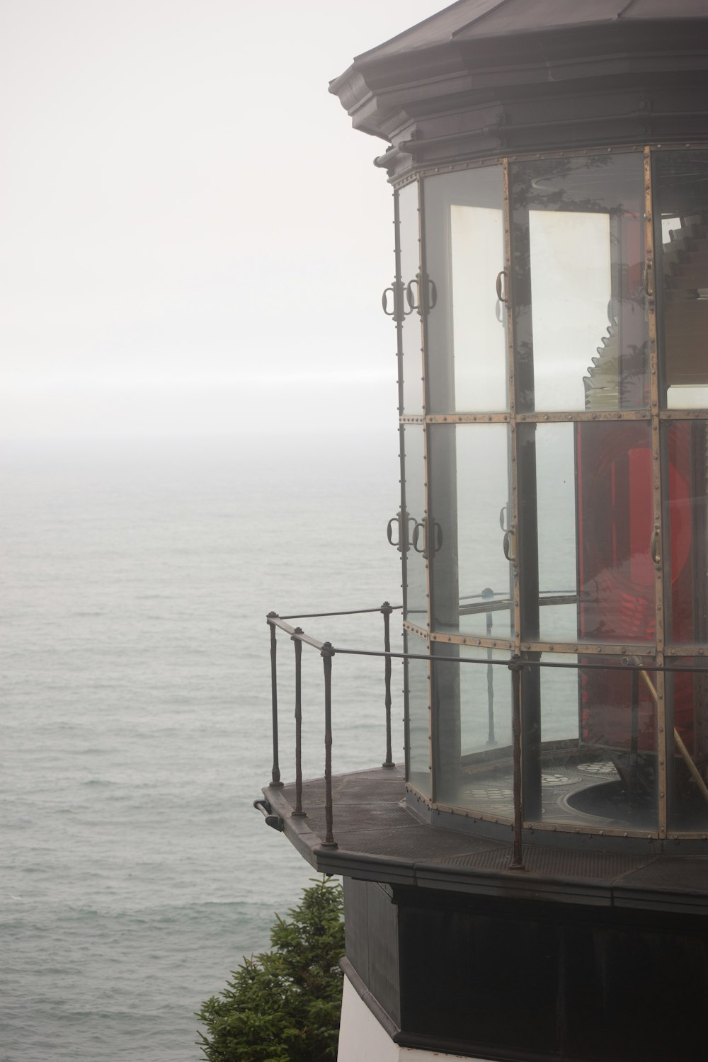 Una vista dell'oceano dalla cima di un edificio