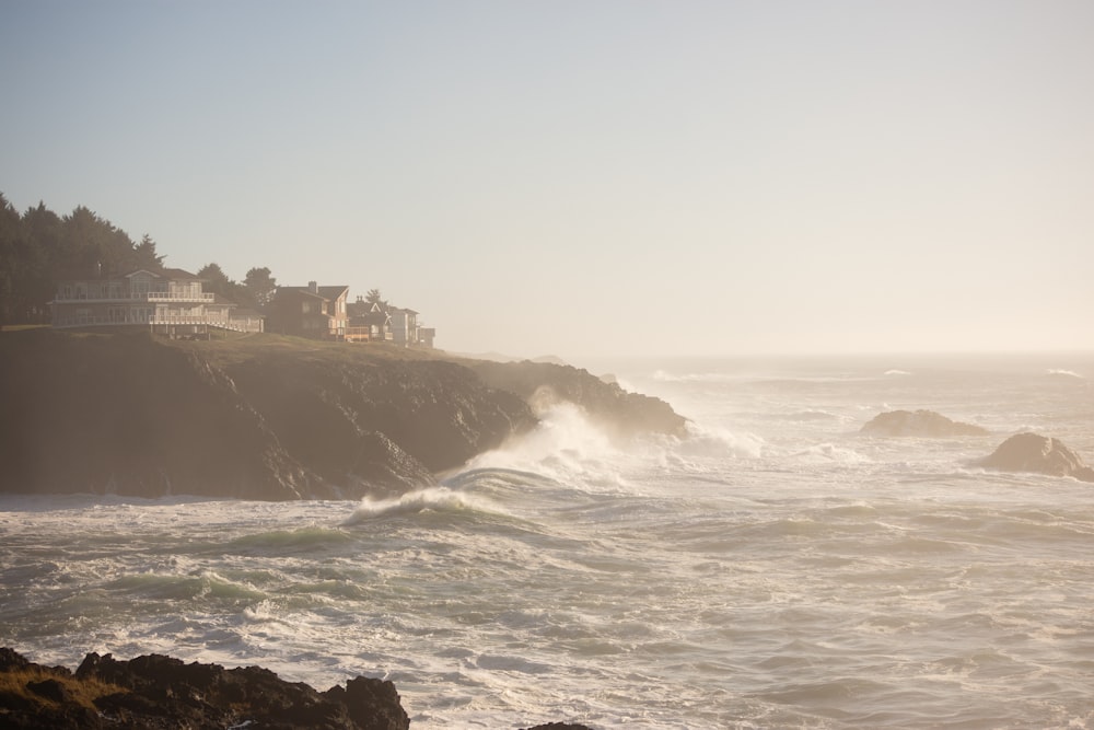 une grande étendue d’eau à côté d’un rivage rocheux