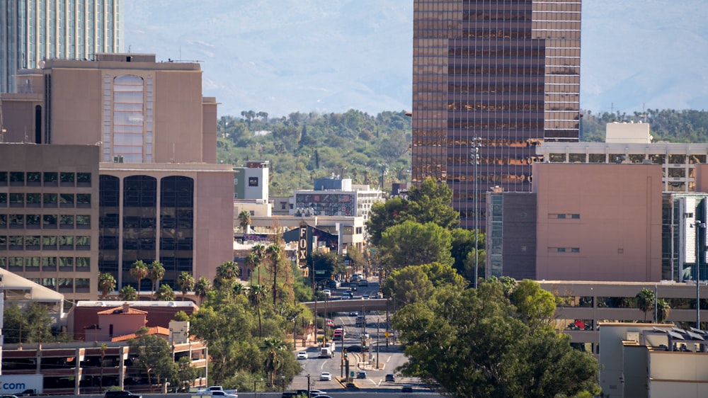 Una vista de una ciudad con edificios altos