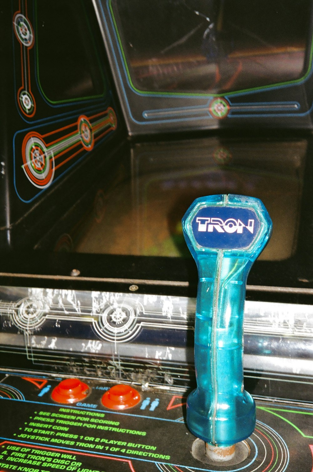 a close up of a pinball machine with buttons