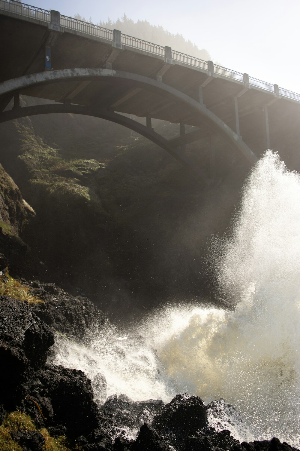 un puente sobre un cuerpo de agua