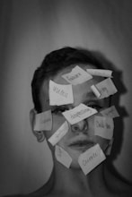 Métodos para soltar críticas internas y abrazar aceptación