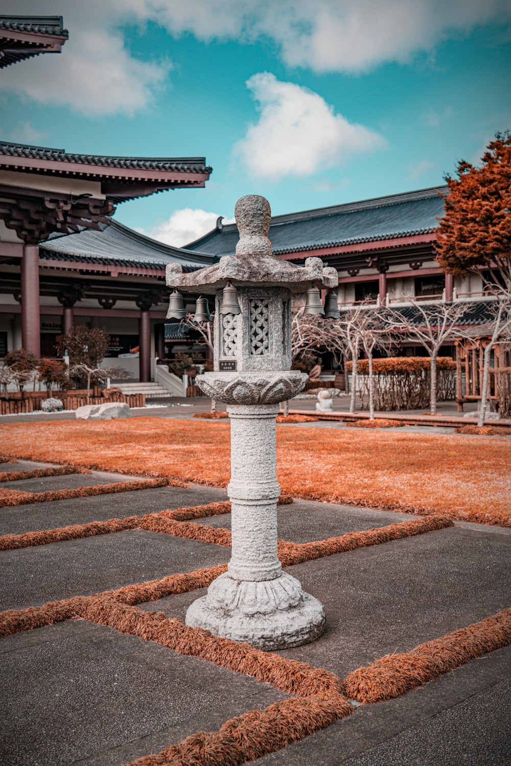 a stone lantern in the middle of a courtyard