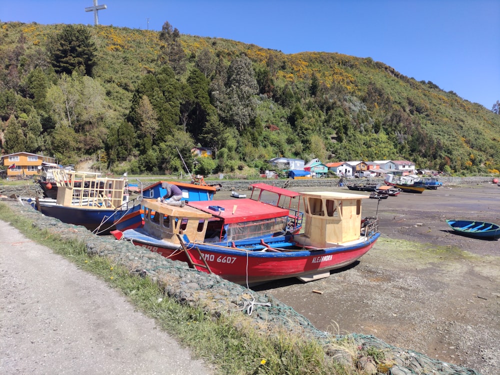 a group of boats sitting on top of a beach