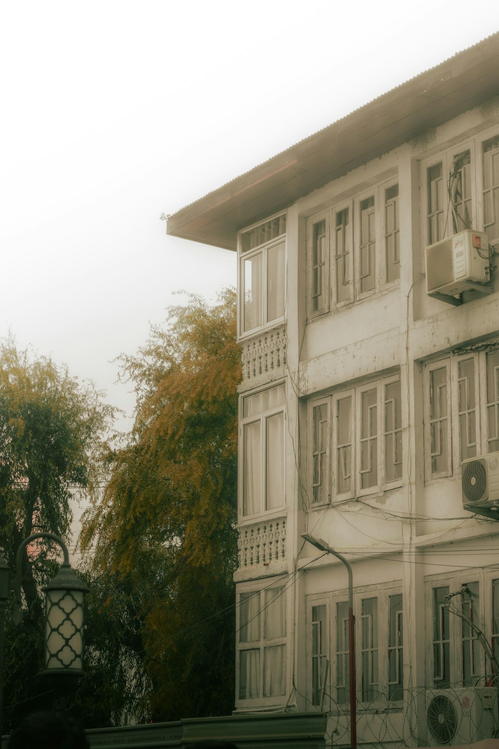 un gran edificio blanco con un reloj a un lado