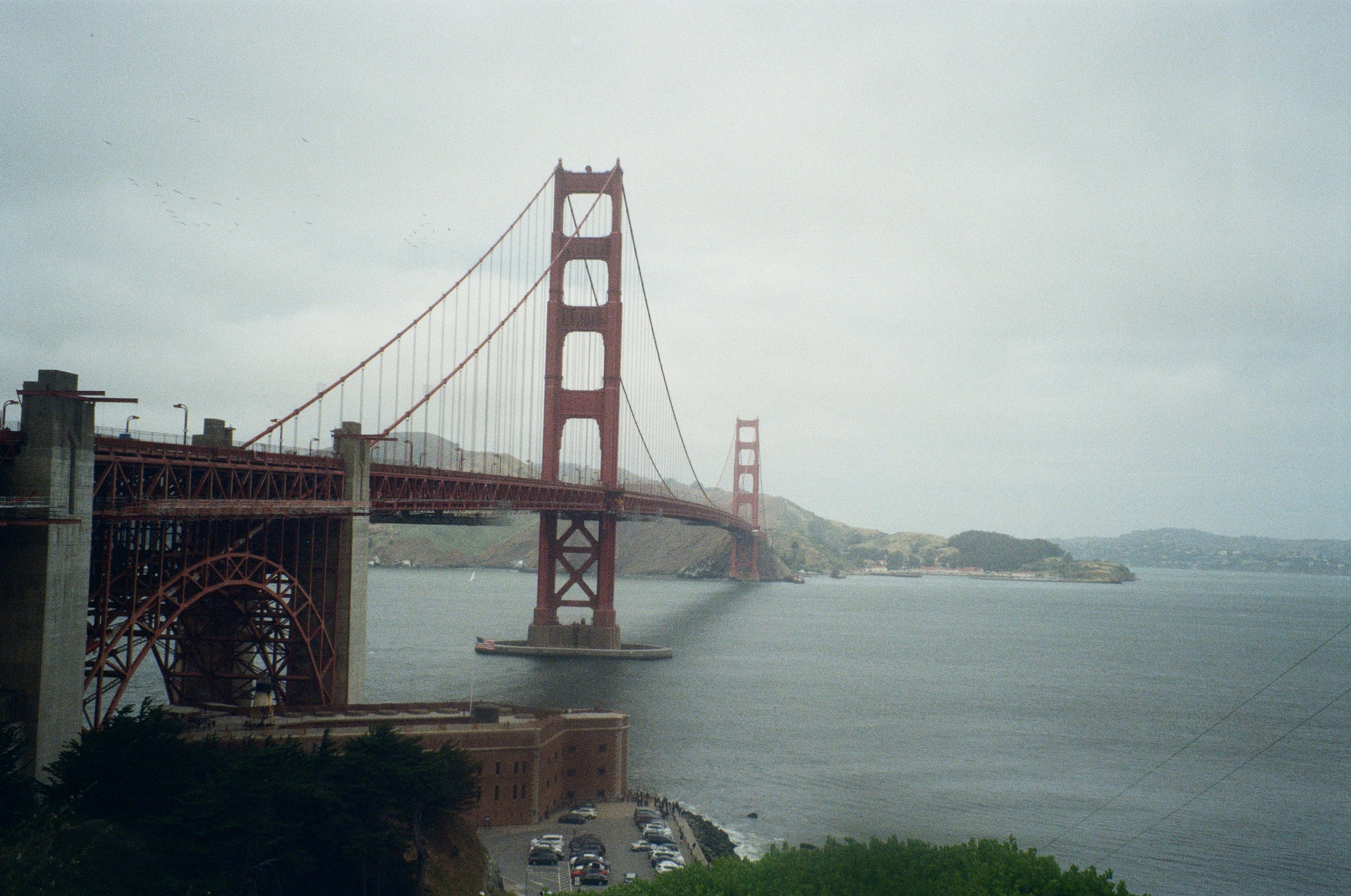 Una vista del puente Golden Gate desde el otro lado de la bahía