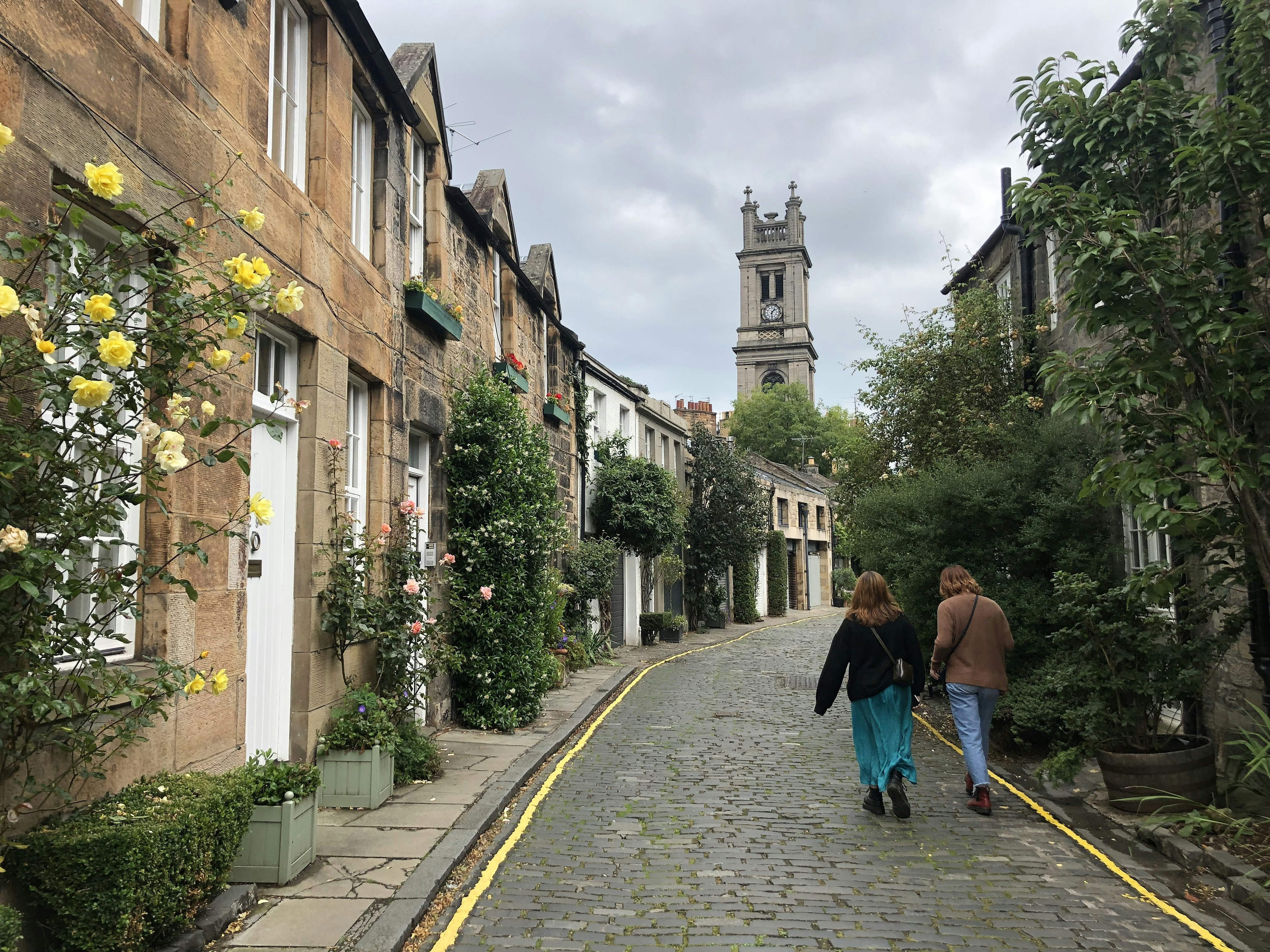 Un par de personas caminando por una calle