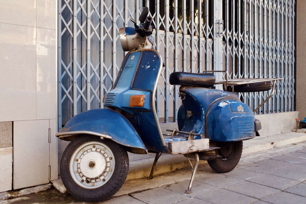 uno scooter blu parcheggiato accanto a un edificio