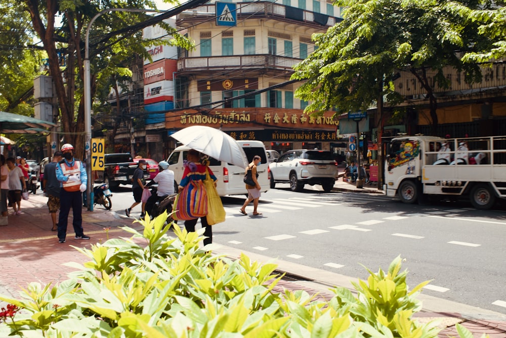 Eine Gruppe von Menschen, die mit Regenschirmen eine Straße entlang gehen