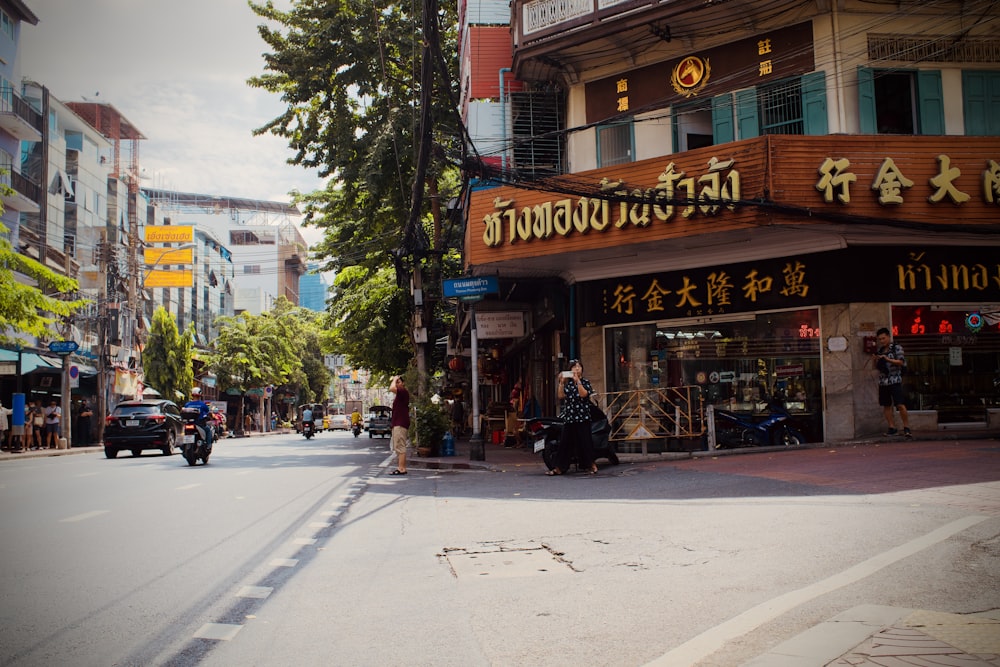 una strada cittadina con una moto parcheggiata sul lato