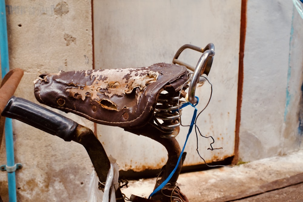 a bike with a broken seat and a broken handlebar