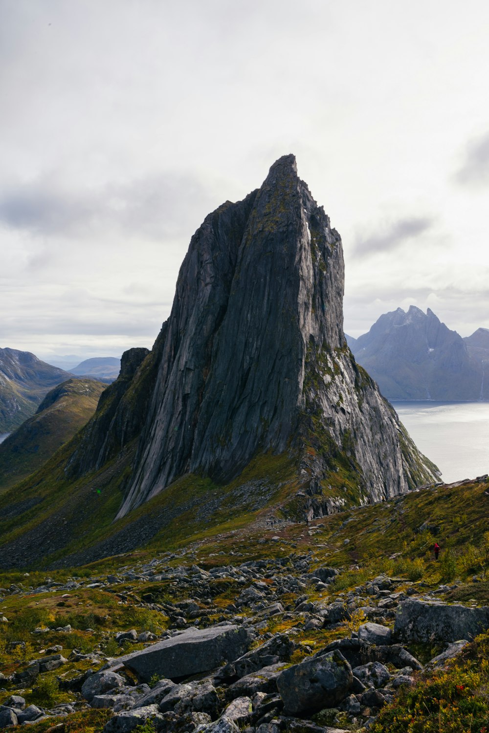 una montaña con un lago al fondo