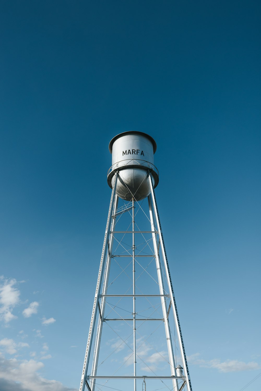 uma torre de água com um céu azul no fundo
