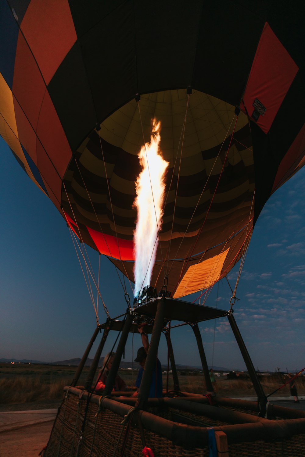 ein großer Heißluftballon, aus dem eine Flamme austritt