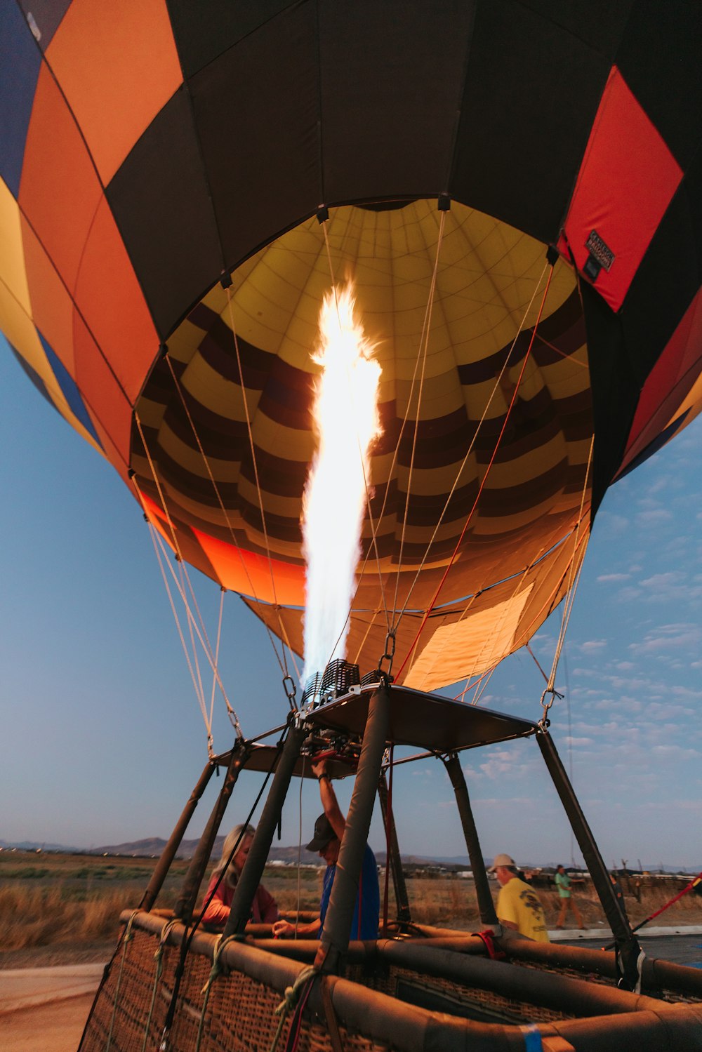 ein Heißluftballon, aus dem eine Flamme austritt