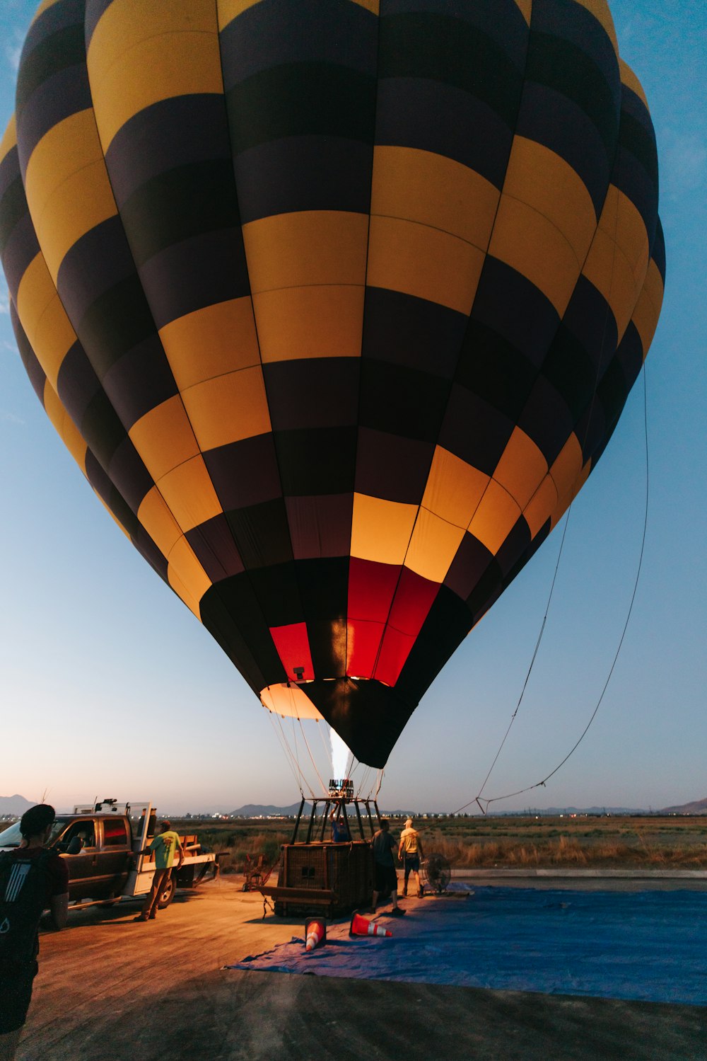um grande balão de ar quente voando sobre um corpo de água