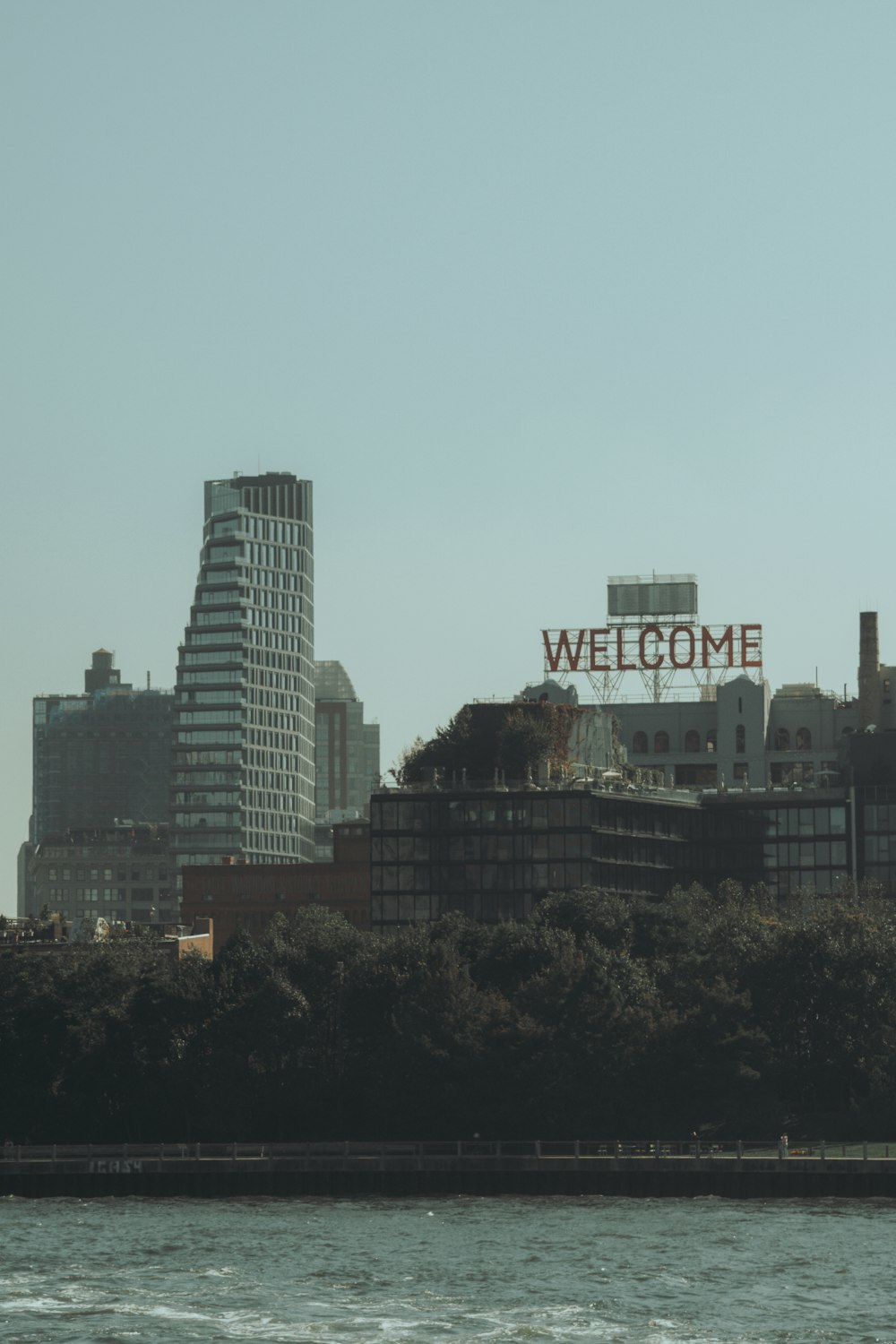 건물 꼭대기에 있는 커다란 환영 표지판