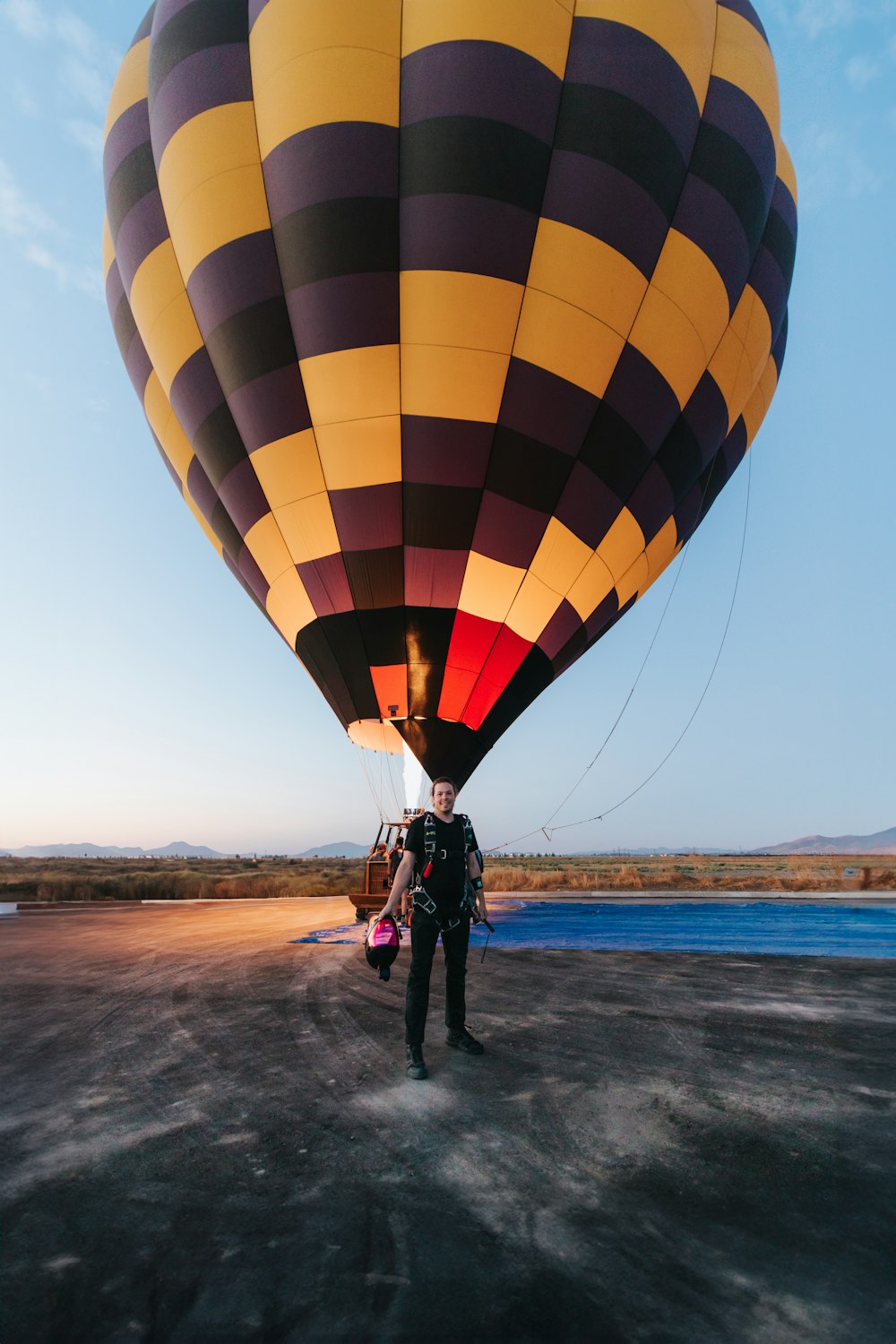 uma pessoa em pé na frente de um balão de ar quente