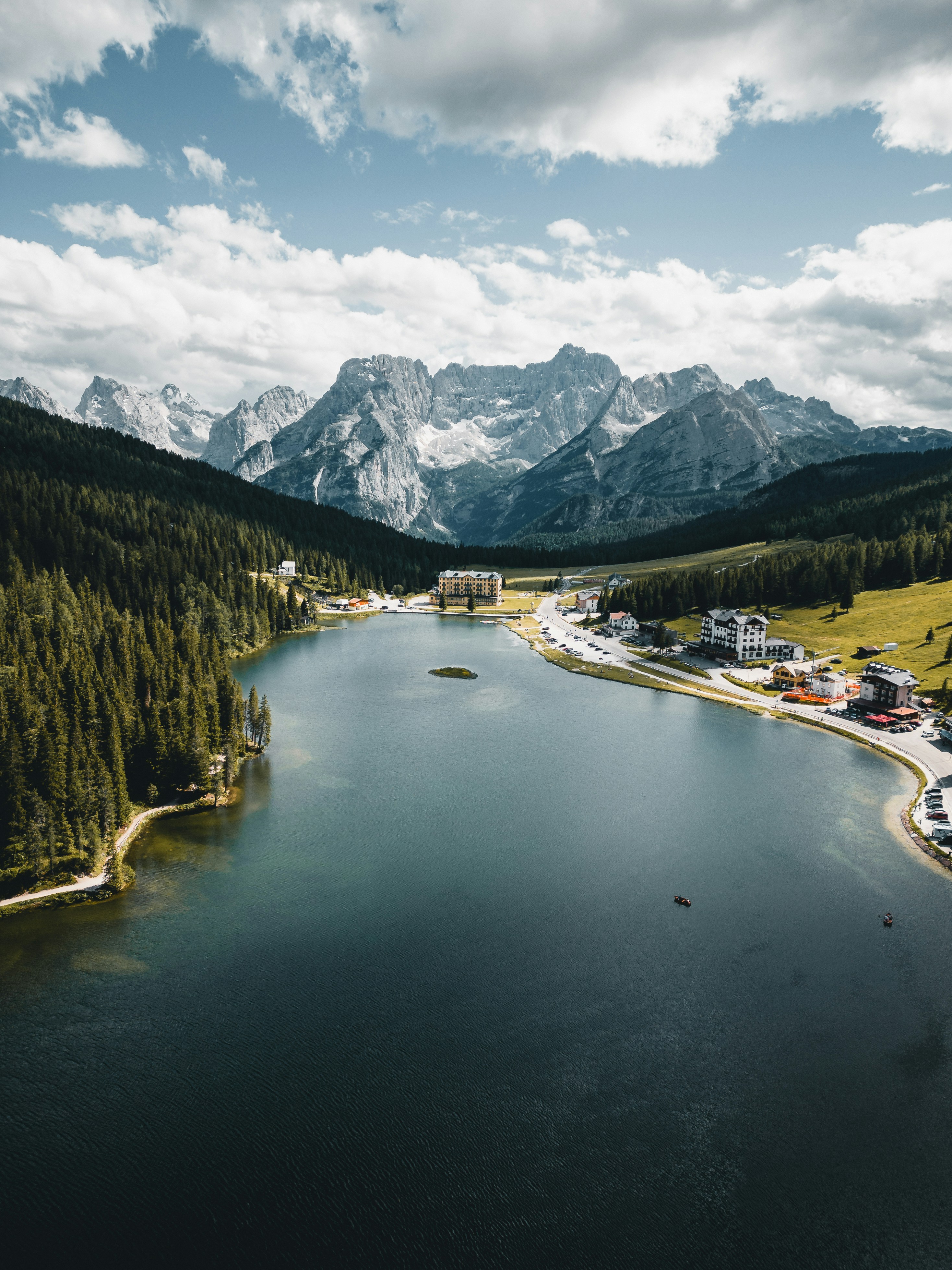 una gran masa de agua rodeada de montañas