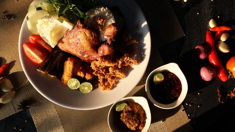 Ilustrasi paket ayam goreng beserta nasi dan lauk pendamping