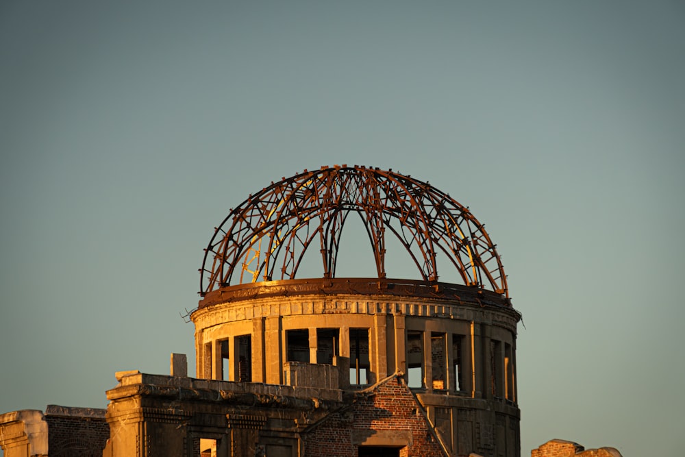 Un edificio antiguo con una cúpula oxidada en la parte superior