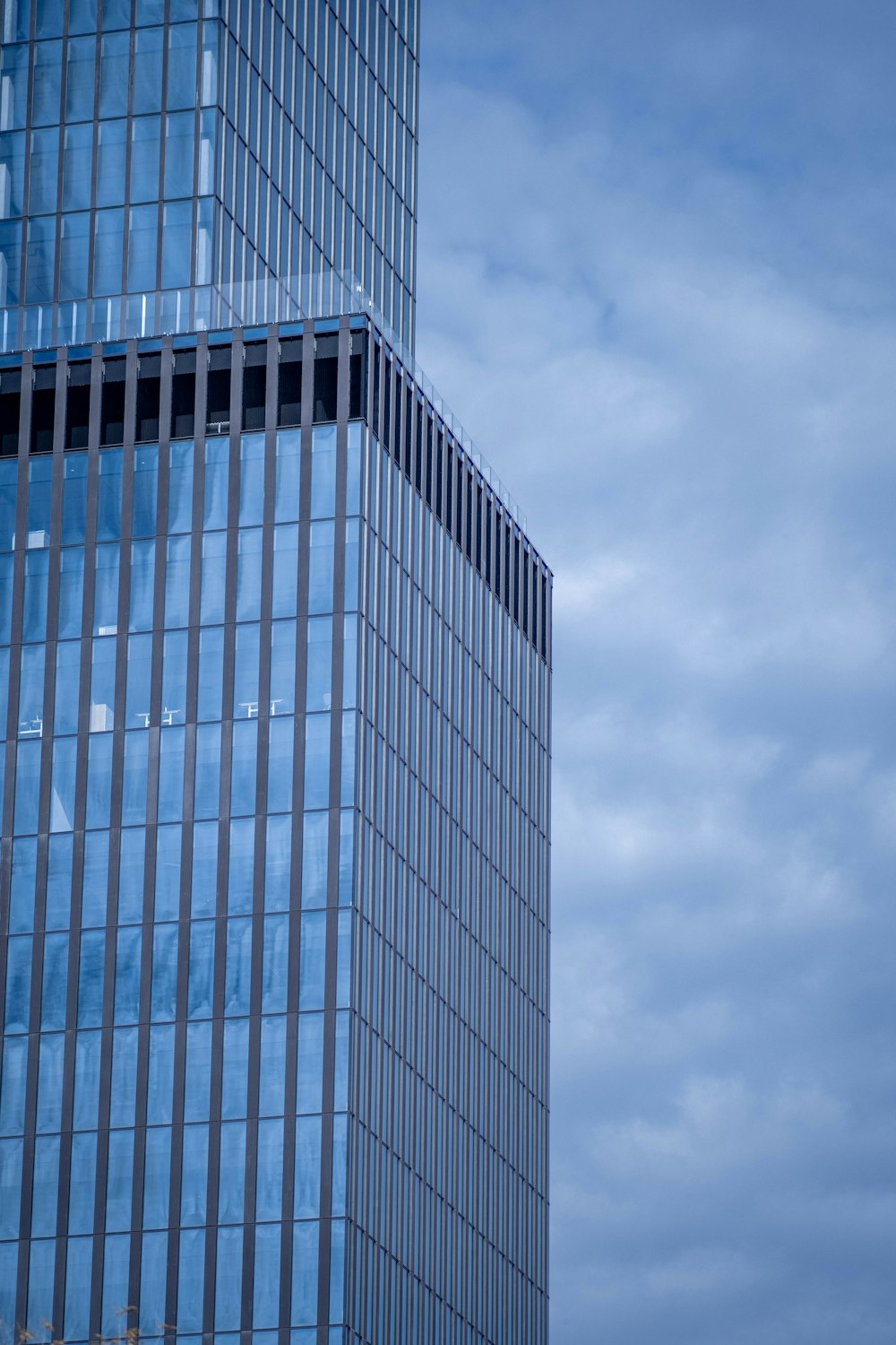 Un edificio muy alto con un fondo de cielo