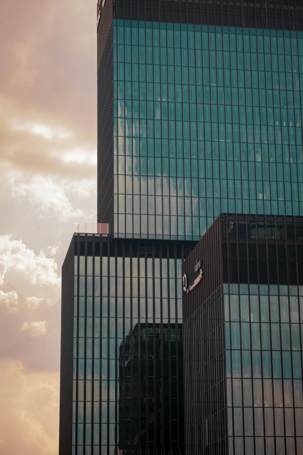 Un edificio muy alto con un cielo al fondo