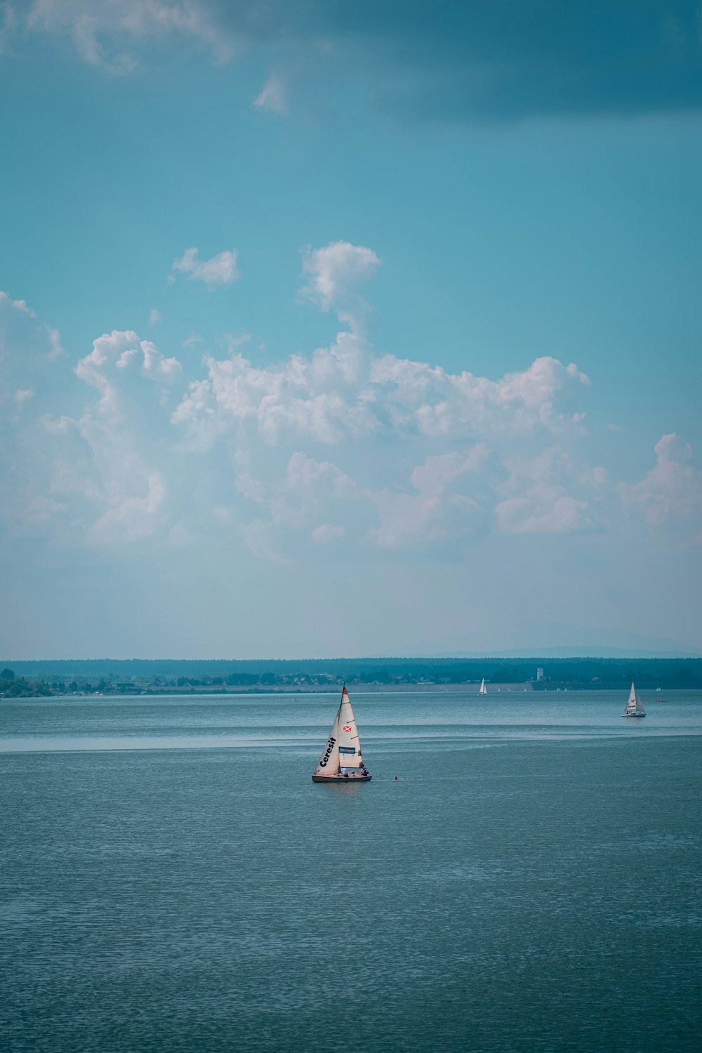 ein Segelboot mitten in einem großen Gewässer