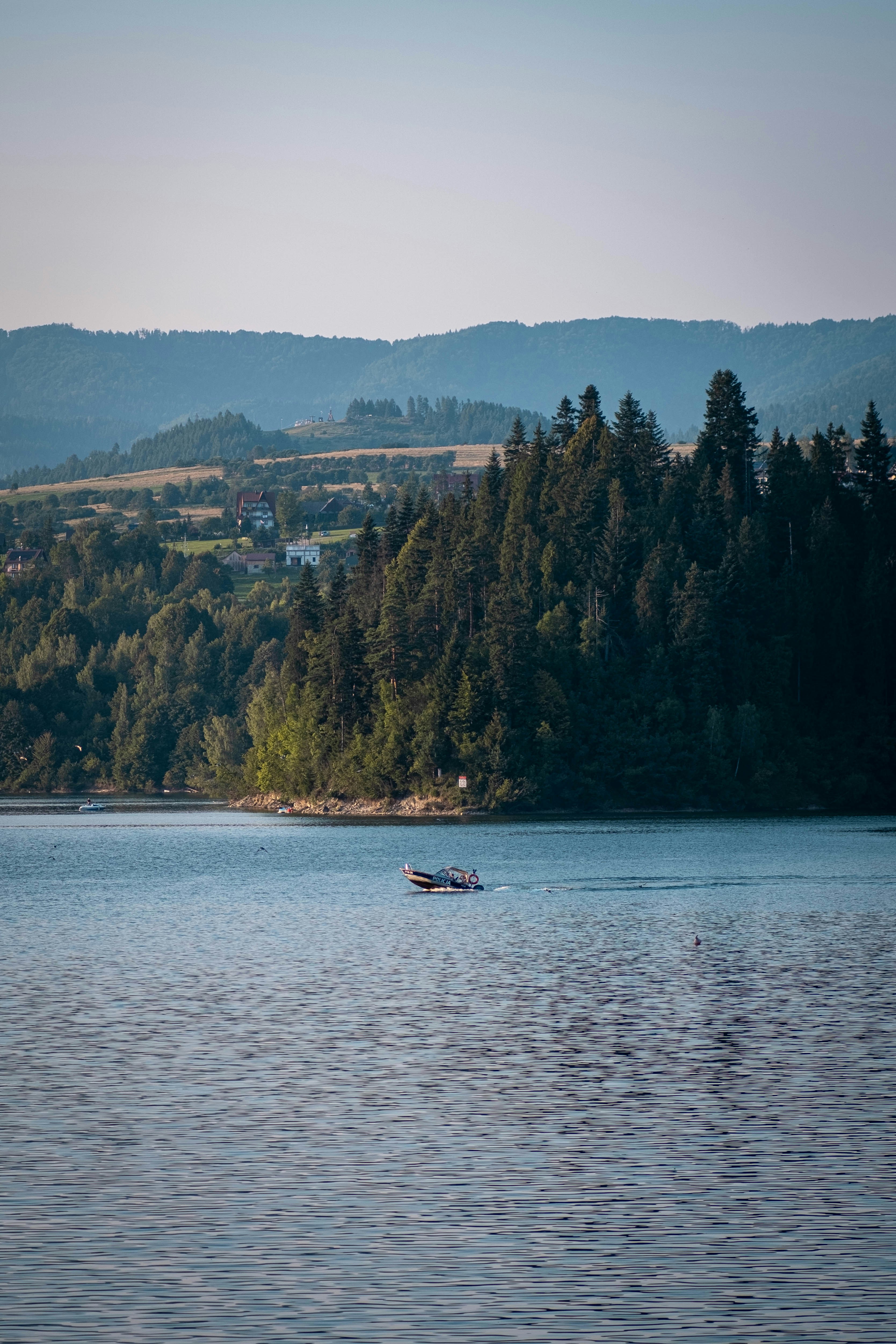 una piccola barca su un grande specchio d'acqua