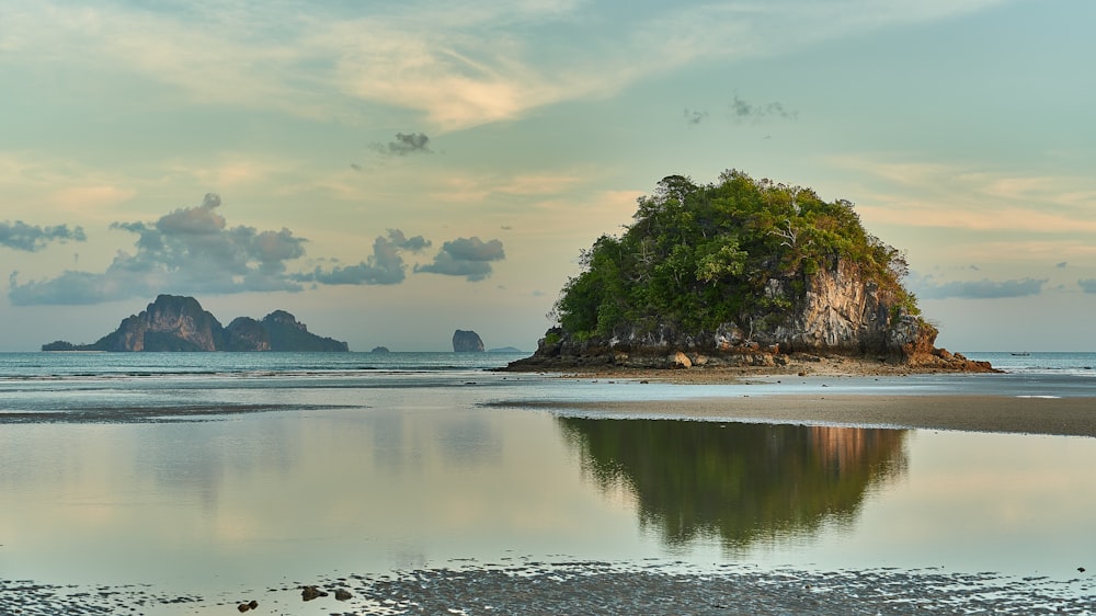 Eine kleine Insel mitten im Ozean