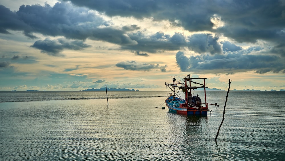 Un barco de pesca en medio de un cuerpo de agua