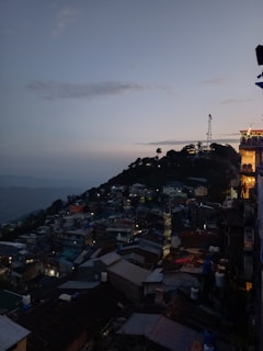 A panoramic view of Bonfinópolis cityscape at dusk with purple hues, symbolizing Fibranet Telecom’s local presence.