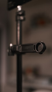 A secure clamp icon in yellow and black, illustrating reliable holding systems.