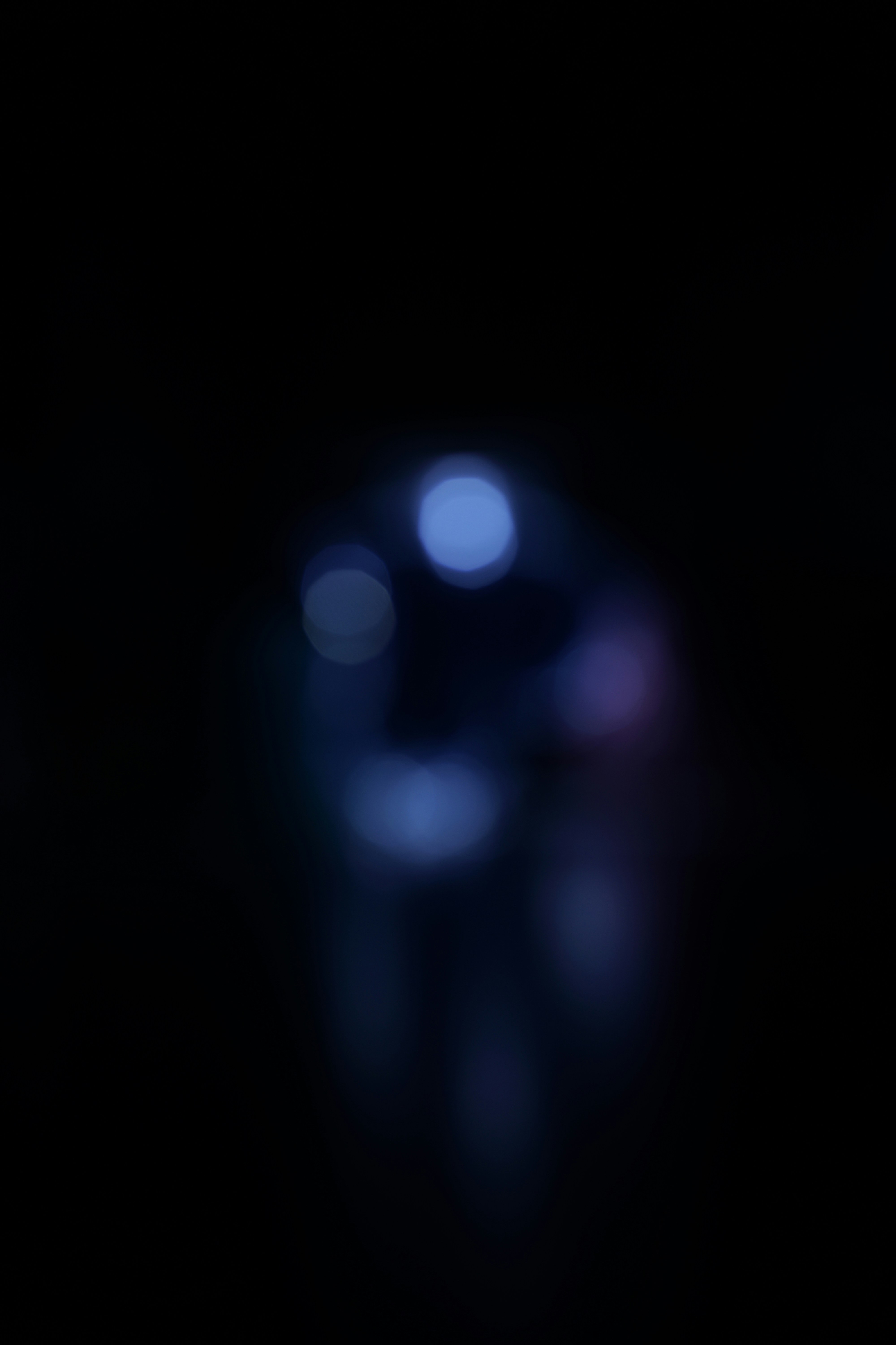 una foto borrosa de una luz azul en la oscuridad