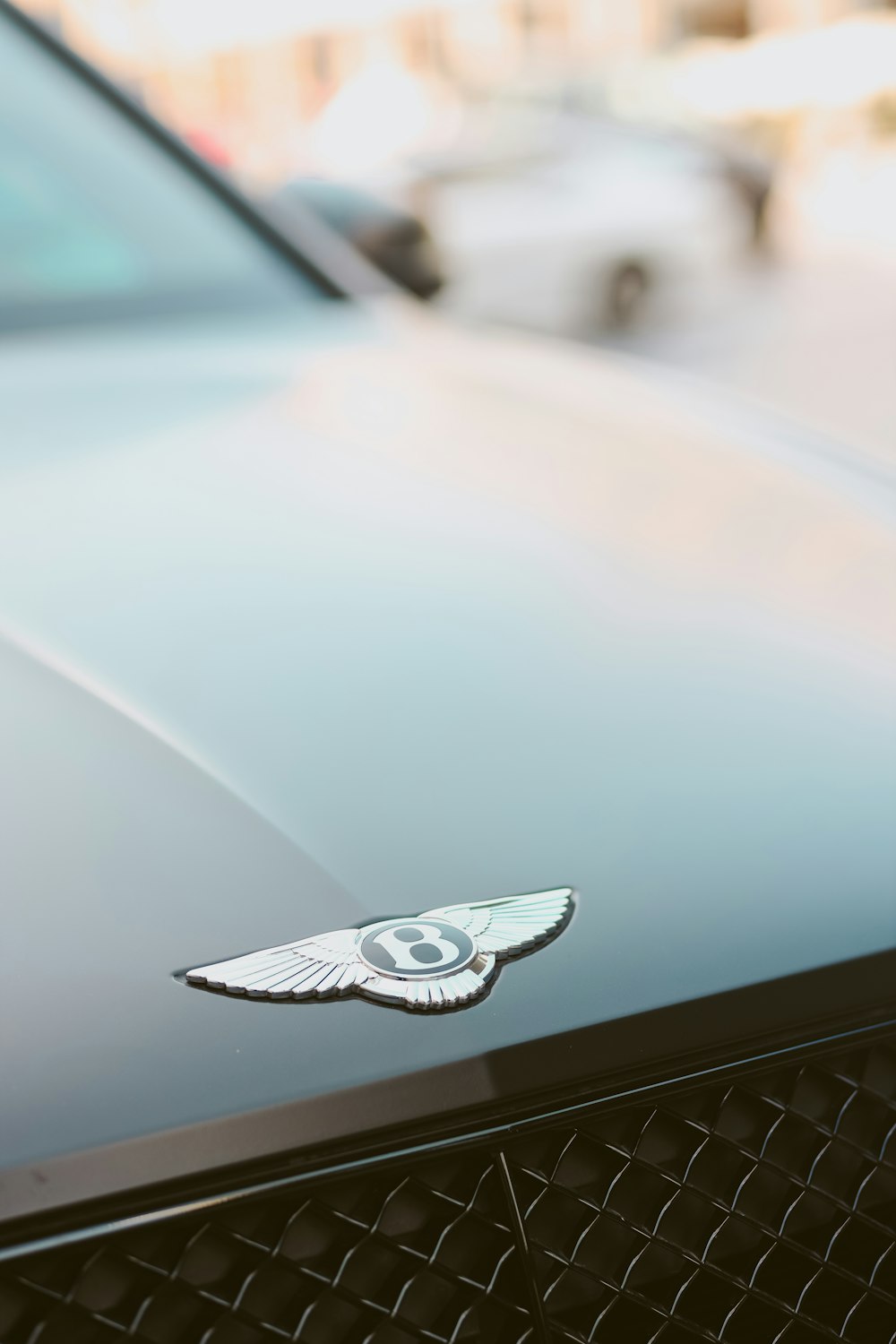 Un primer plano de un emblema de Bentley en un coche