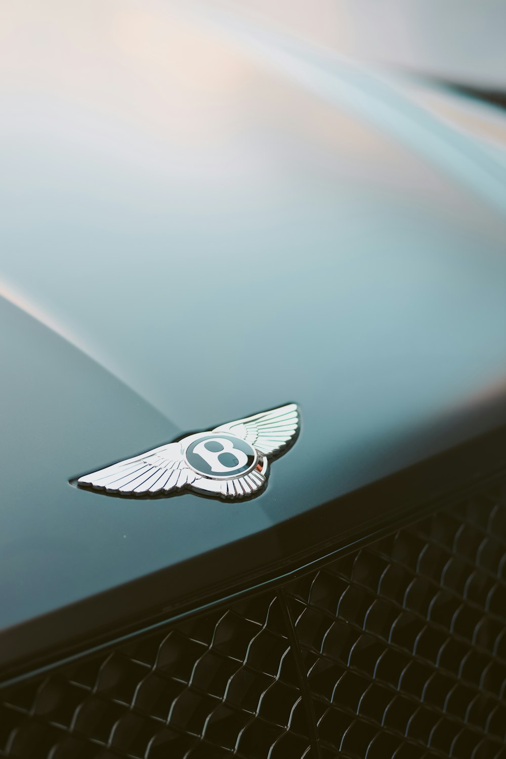 Un primer plano de un emblema de Bentley en un coche