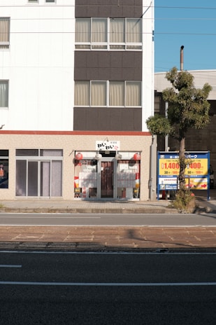 Front view of the Jinx Dojima Ltda store in Goiânia city with welcoming storefront.