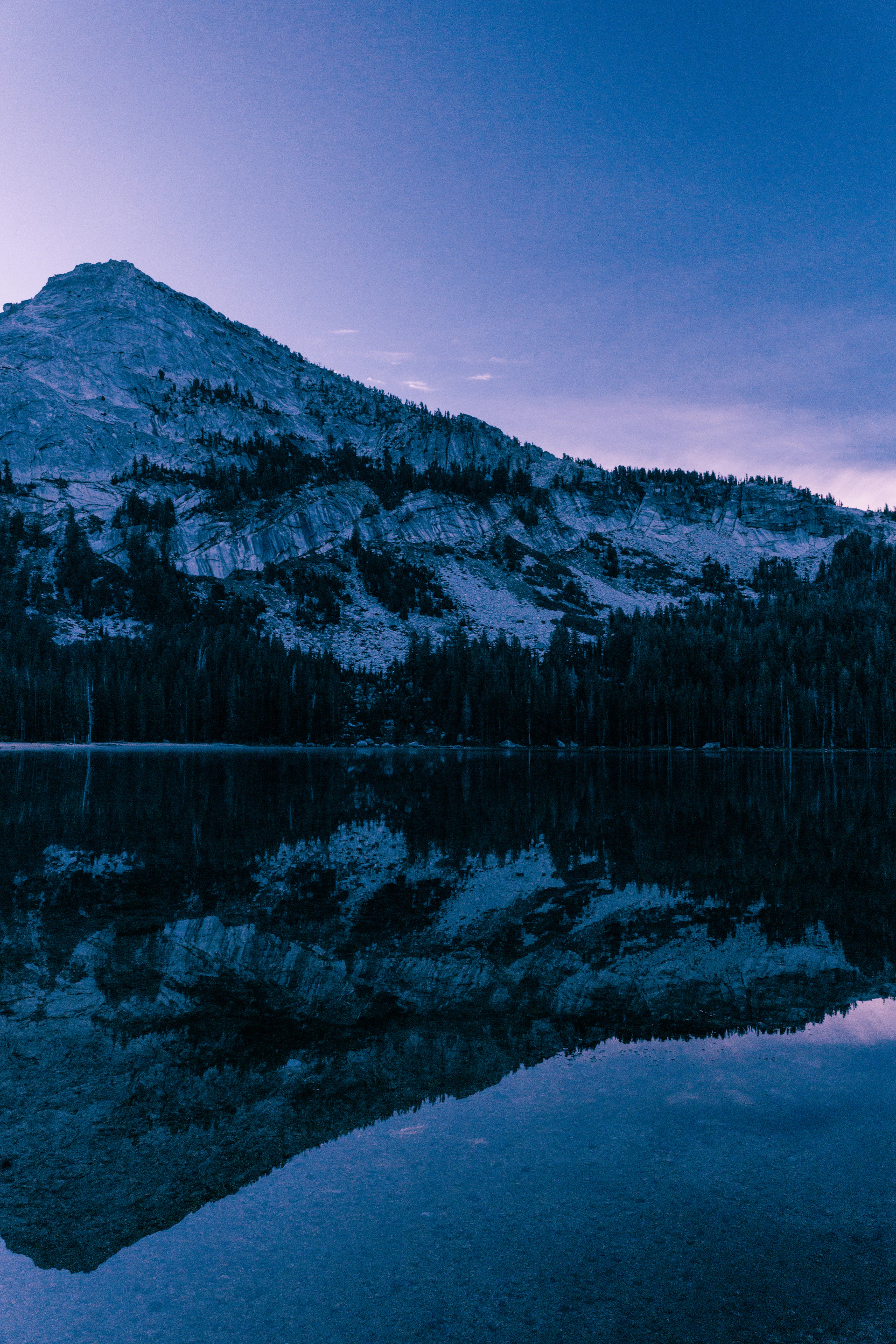 gray computer monitor