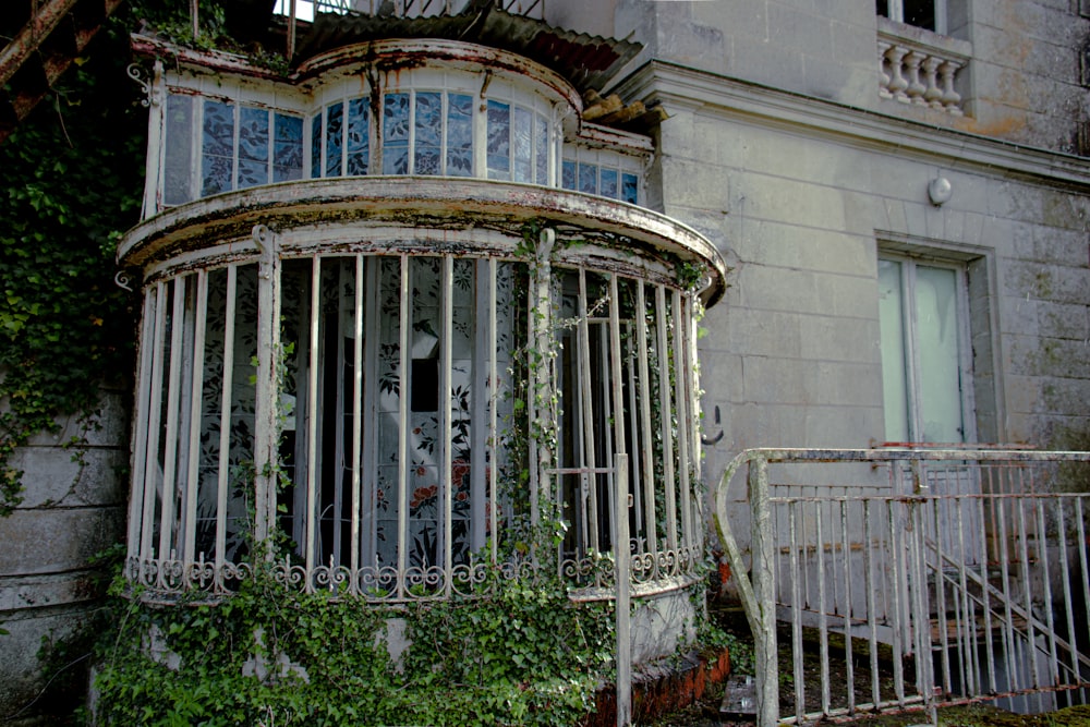 a bird cage sitting outside of a building