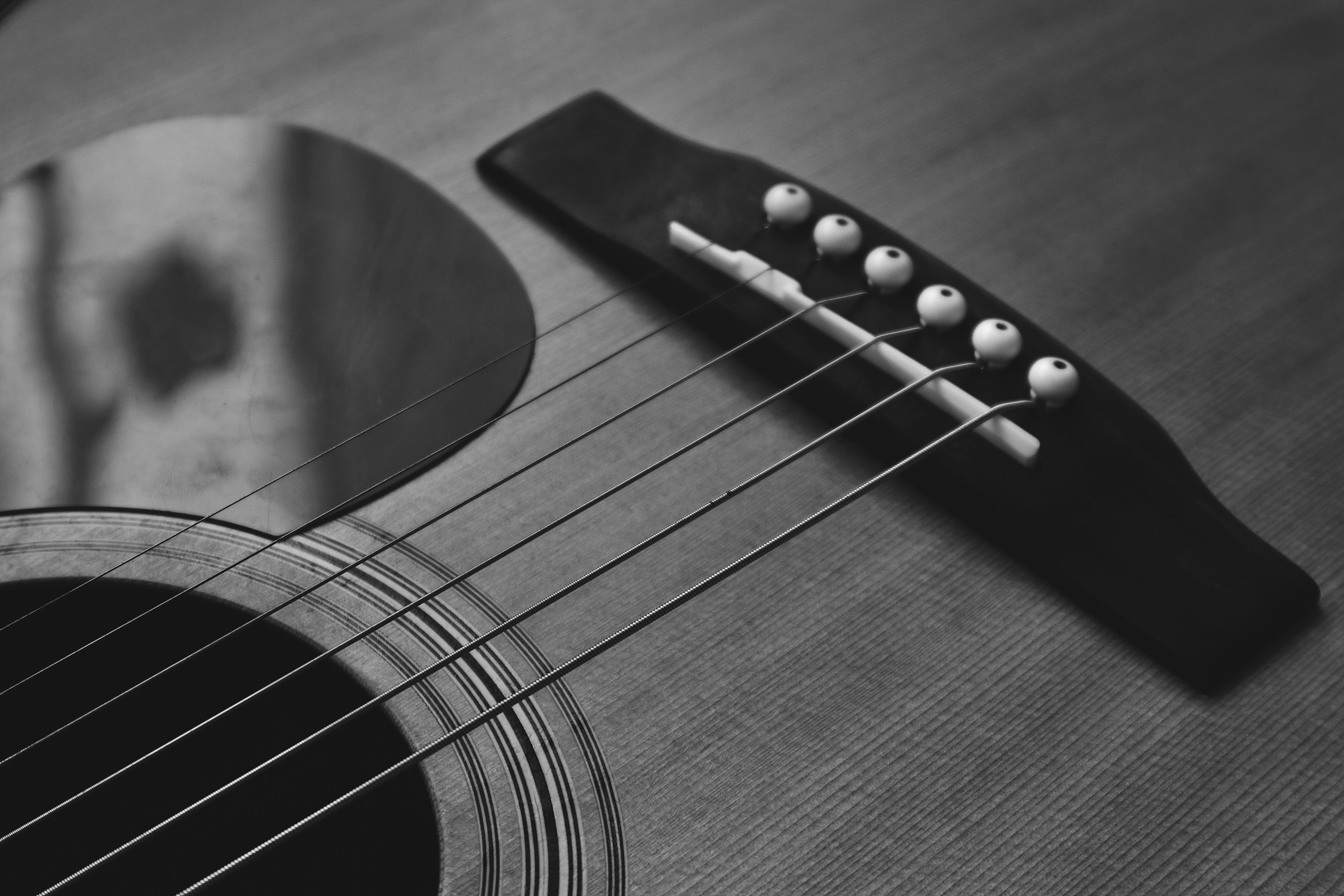 Una foto en blanco y negro de una guitarra acústica foto – Imagen de Música  gratuita en Unsplash, image size:3000x2000