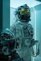 Astronauta com traje futurista e visor refletivo em ambiente tecnológico com iluminação ciano.