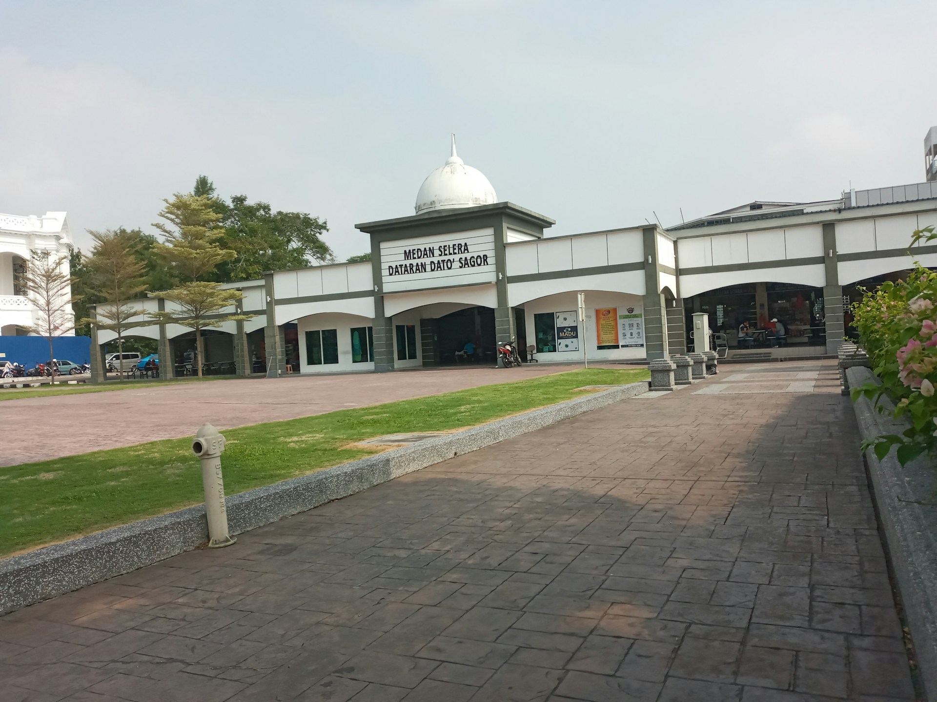 gray computer monitor