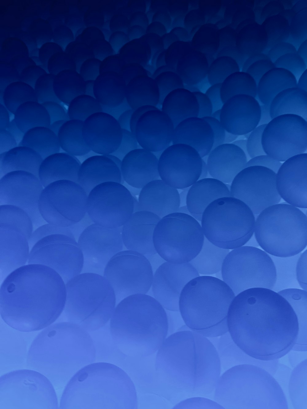 un gruppo di palle blu che fluttuano nell'aria