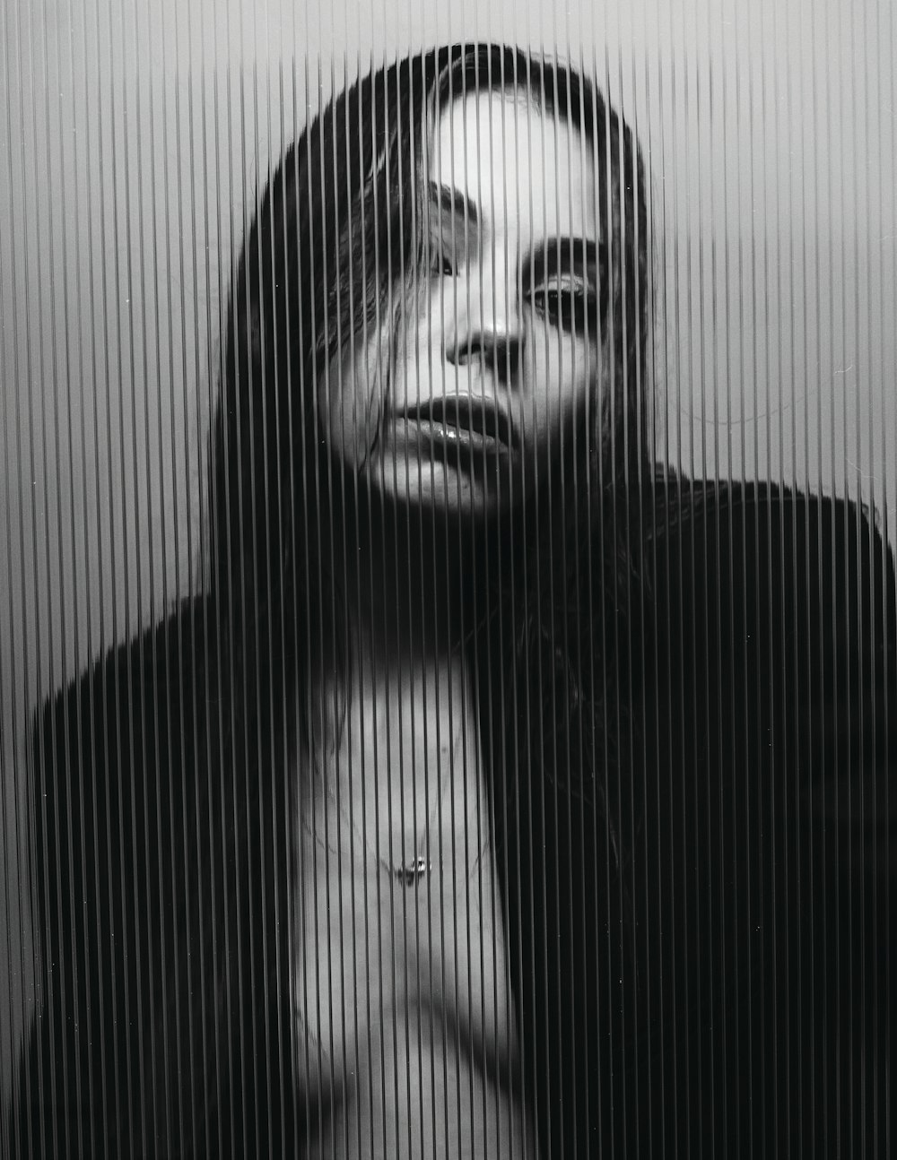 ein Schwarz-Weiß-Foto einer Frau mit langen Haaren