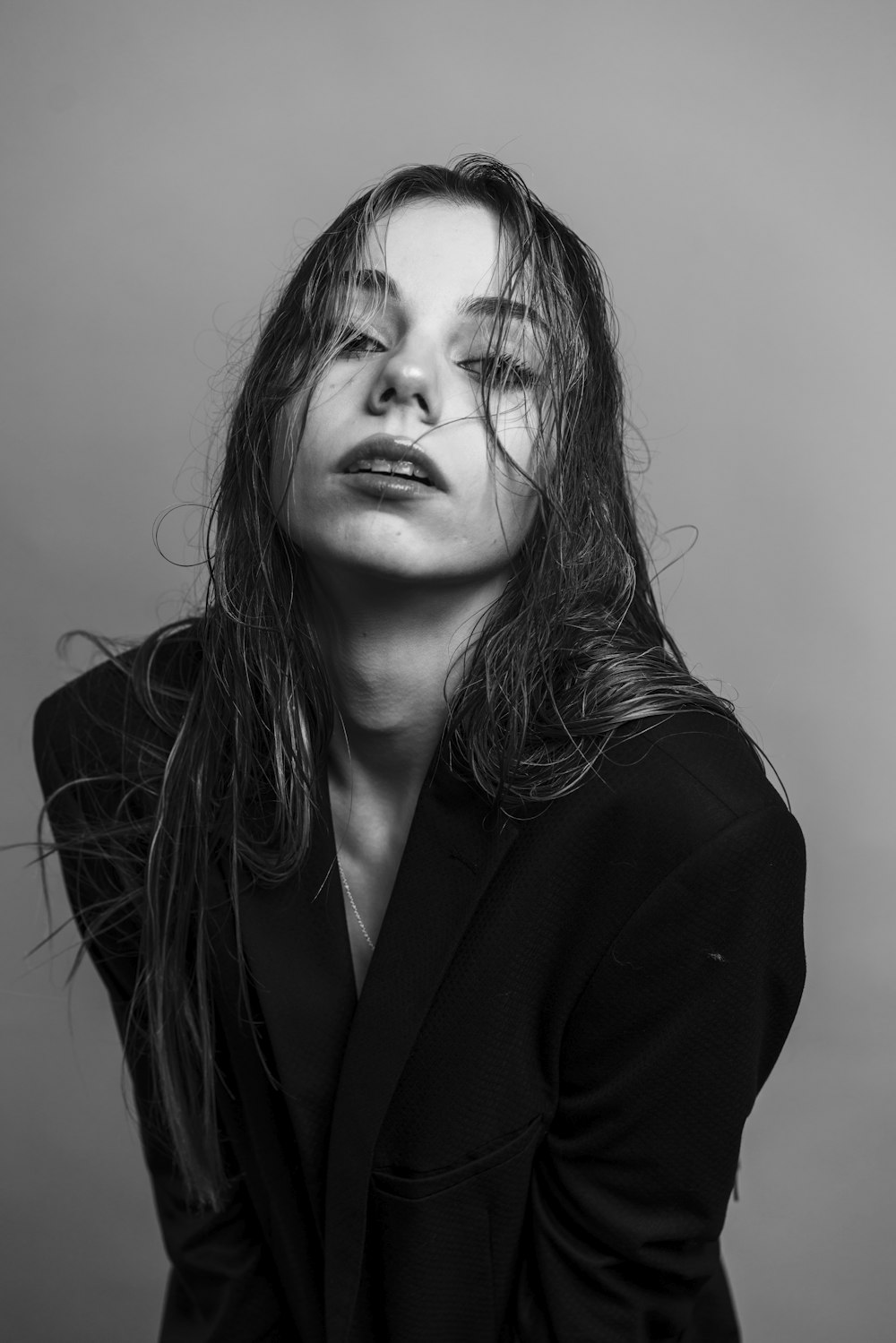 Una foto en blanco y negro de una mujer con el pelo al viento