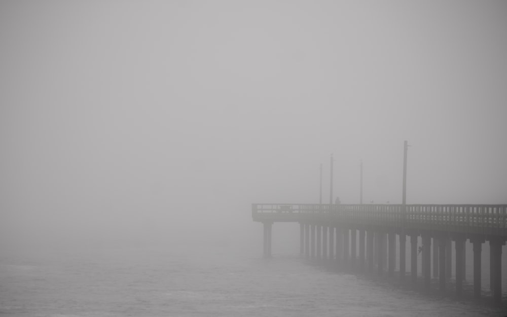 Un largo muelle en un día de niebla en el océano