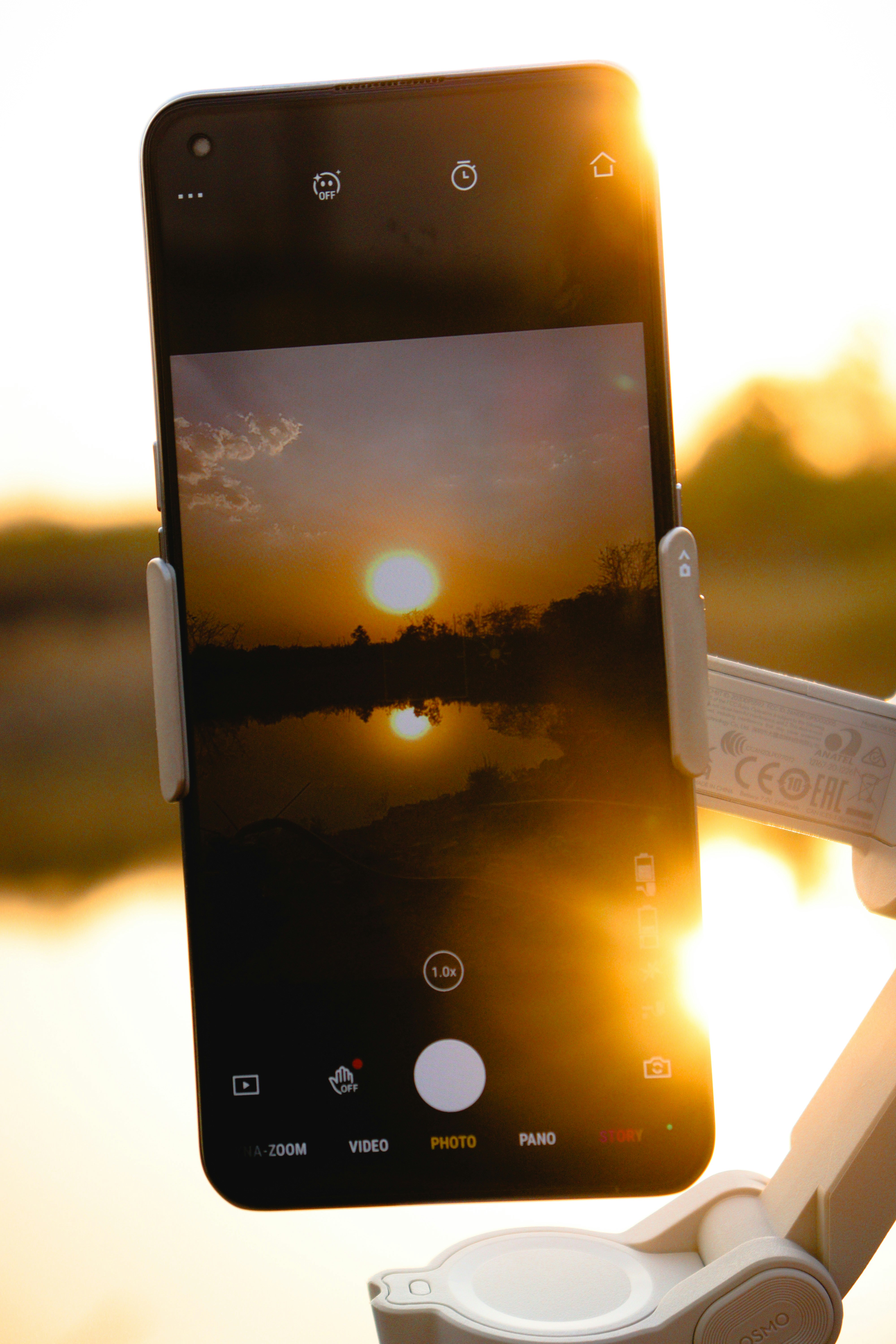 ein Handy, an dem eine Kamera befestigt ist